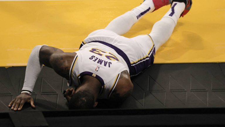 James valt geblesseerd uit bij Lakers en is zeker zes weken uitgeschakeld