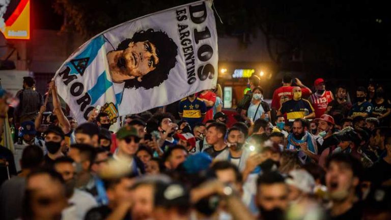 Grimmige protestmars naar aanleiding van ’moord’ Diego Maradona