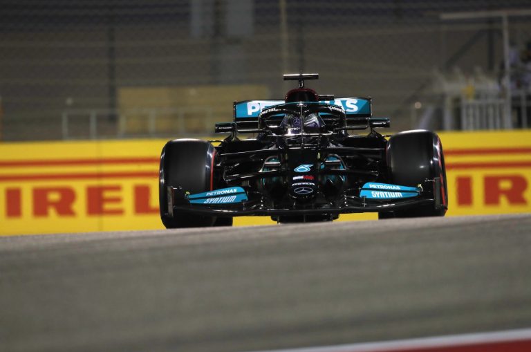 Hamilton verslaat Verstappen in zenuwslopend duel in Bahrein