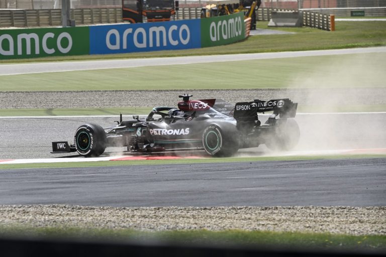Hamilton geeft toe: ‘Het lijkt erop dat we niet snel genoeg zijn’