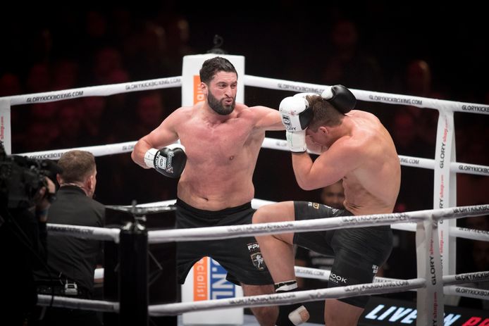 Aangehouden uitdager van Rico Verhoeven krijgt klap op klap buiten de ring