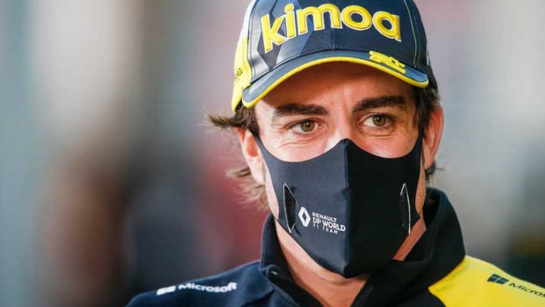 Fernando Alonso stapt ondanks gebroken kaak weer in Formule 1-auto