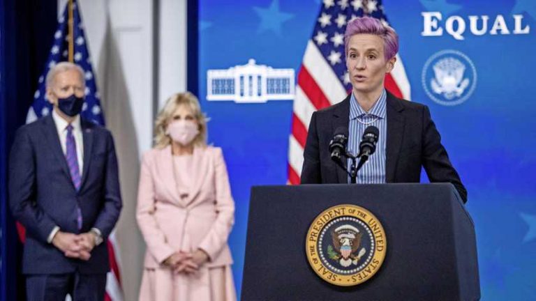 President Joe Biden doet belofte aan voetbalster Megan Rapinoe
