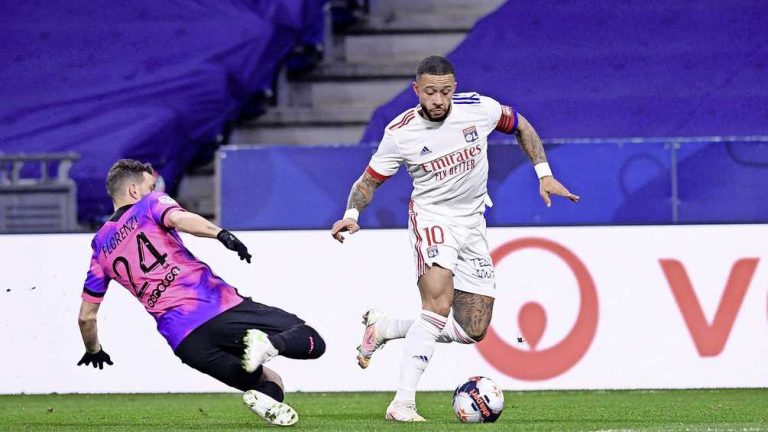 PSG pakt kop met zege op Depay & co en uitglijder Lille