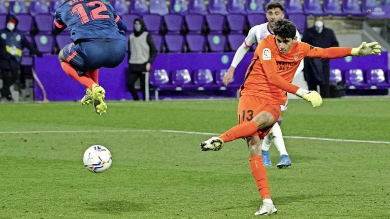 Luuk de Jong ziet Sevilla-doelman scoren, goalie in Portugal na 15 jaar wéér trefzeker