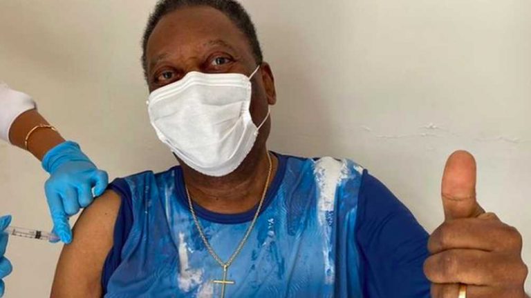Voetballegende Pelé (80) is gevaccineerd: ’Een onvergetelijke dag’