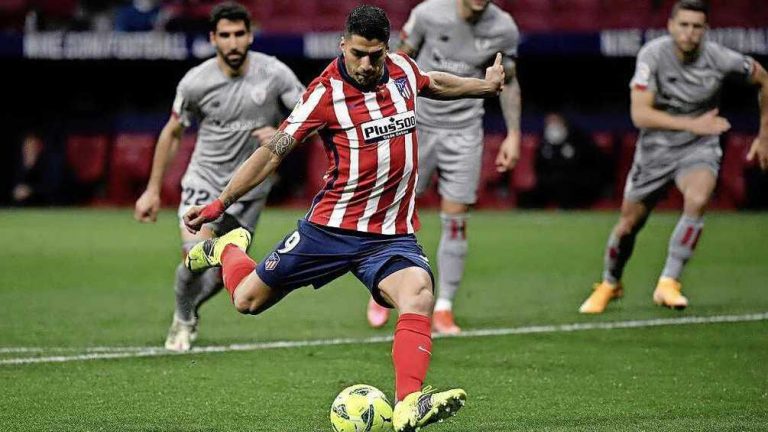 Luis Suarez schiet Atletico zes punten los van Barcelona