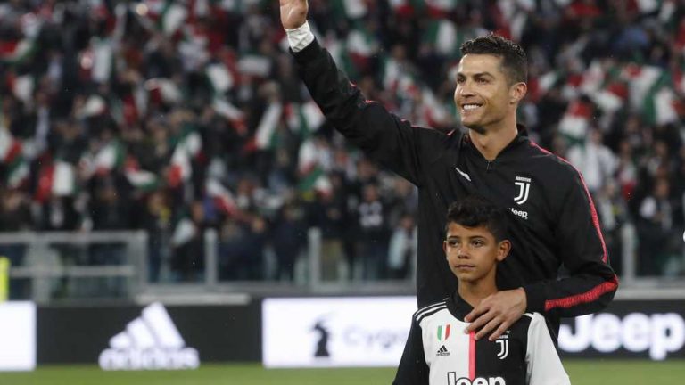 Cristiano Ronaldo stelt UFC-kampioen Khabib Nurmagomedov gerust: ’Ik laat mijn zoon zien dat talent niet alles is’