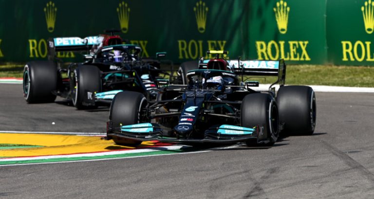 VT1: Mercedes leidt de dans op Imola nipt voor Verstappen