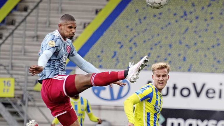 Ajax met hakken over de sloot langs RKC, maar titel lonkt