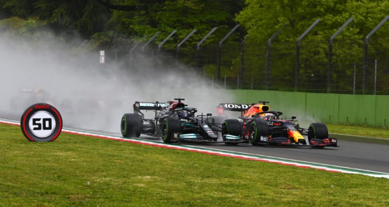 Verstappen wint spektakelstuk op Imola, Hamilton tweede ondanks schuiver