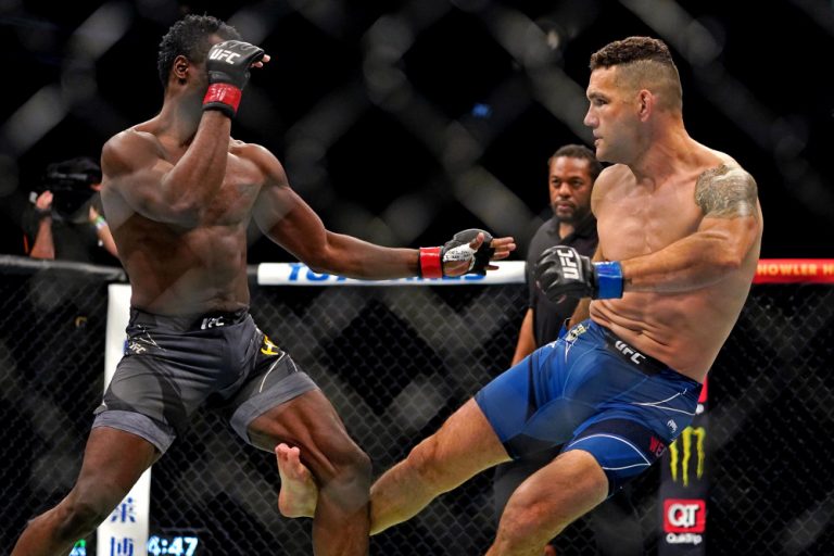 Fans bij UFC-event opgeschrikt door gruwelijke beenbreuk bij voormalig kampioen Weidman