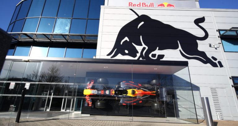 Marko lacht in z’n vuistje: ‘Er willen nog meer engineers van Mercedes naar Red Bull’