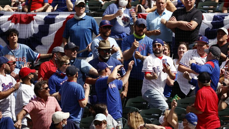 In een uitverkocht stadion opent honkbalclub Texas Rangers het seizoen