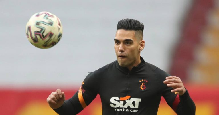 Spits Falcao breekt jukbeen op training: ‘De gemaskerde man komt eraan’