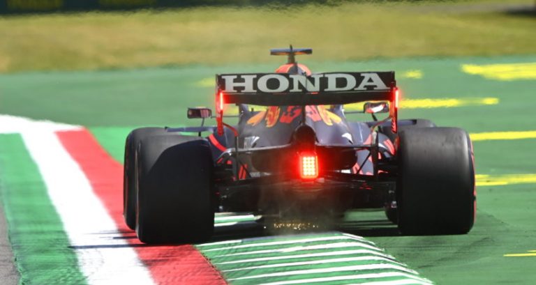 Verstappen valt stil tijdens VT2: ‘Er brak iets af’