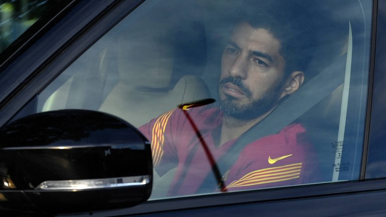 Tegenslag voor koploper Atlético in titelstrijd: Suárez loopt spierblessure op