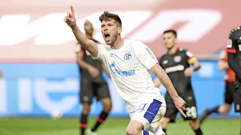 Klaas-Jan Huntelaar (37) zet deur voor nog één jaar Schalke 04 op een kier: ’Je weet het nooit’