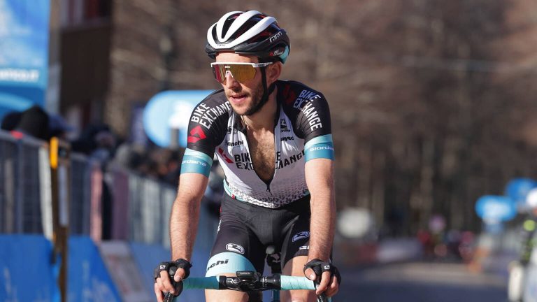 Simon Yates soleert naar zege en pakt leiding in Ronde van de Alpen