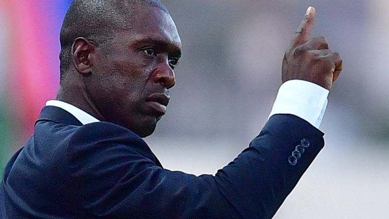Seedorf wil nieuwe regels bij racisme-aanpak: ‘Hand voor de mond is geel’