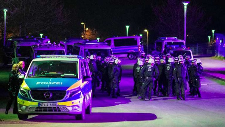 Onrust na degradatie: Schalke-selectie aangevallen door fans