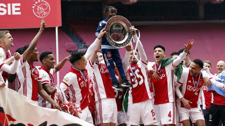 Ajax laat kampioensschaal omsmelten voor seizoenkaarthouders