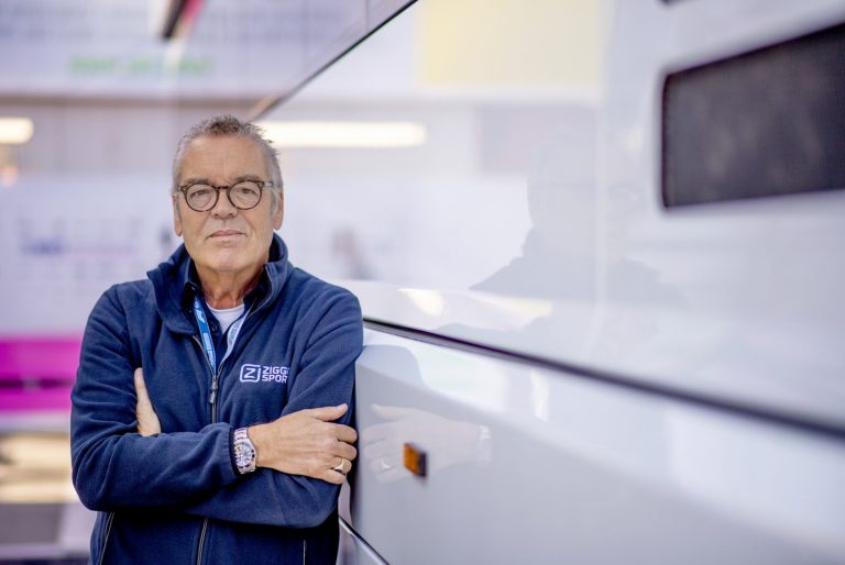 In quarantaine maar toch op de buis: Zo geeft Olav Mol vanuit zijn hotelkamer commentaar