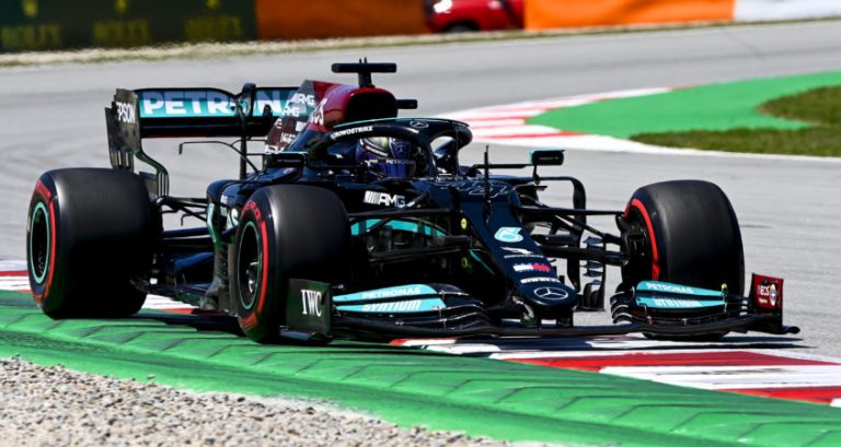 Hamilton in stijl naar historische honderdste pole, Verstappen tweede