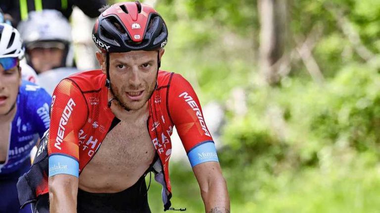 Damiano Caruso wint loodzware laatste bergetappe en doet goede zaken voor het klassement