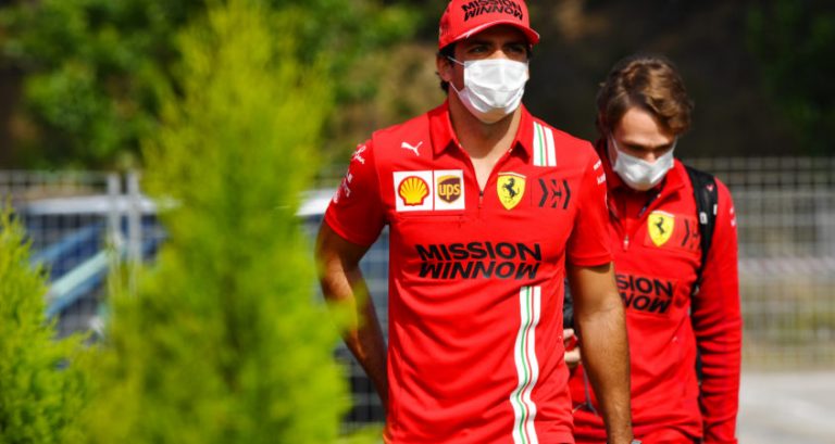 Sainz niet tevreden met thuisrace in Spanje: ‘Auto was beter dan het resultaat’