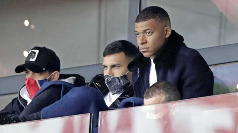 Pep Guardiola hoopt dat geblesseerde Kylian Mbappé tégen zijn Manchester City meedoet: ’Voor het voetbal’