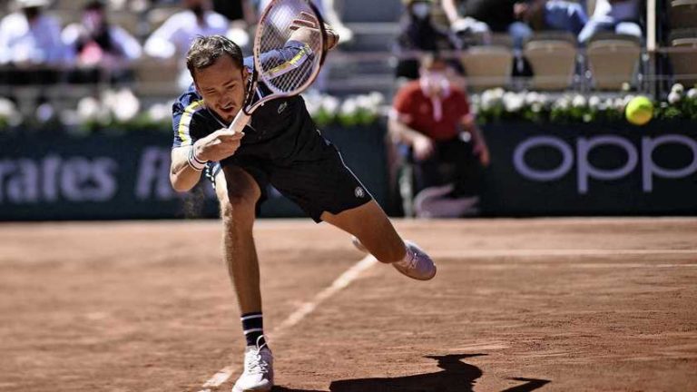 Daniil Medvedev wint voor het eerst op Roland Garros