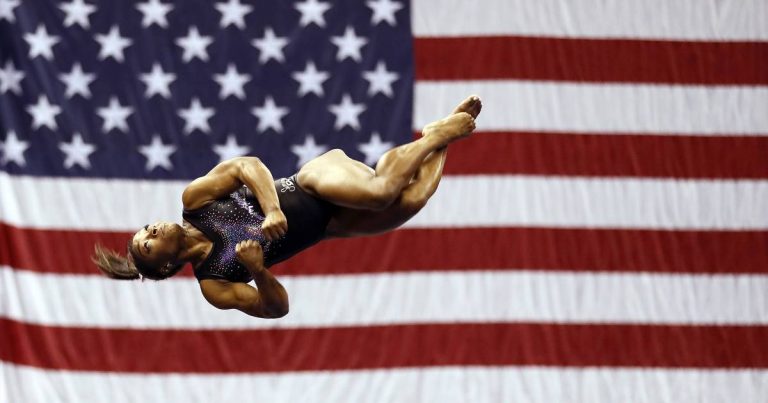 Topturnster Simone Biles imponeert LeBron James en gaat viral met ongekende sprong