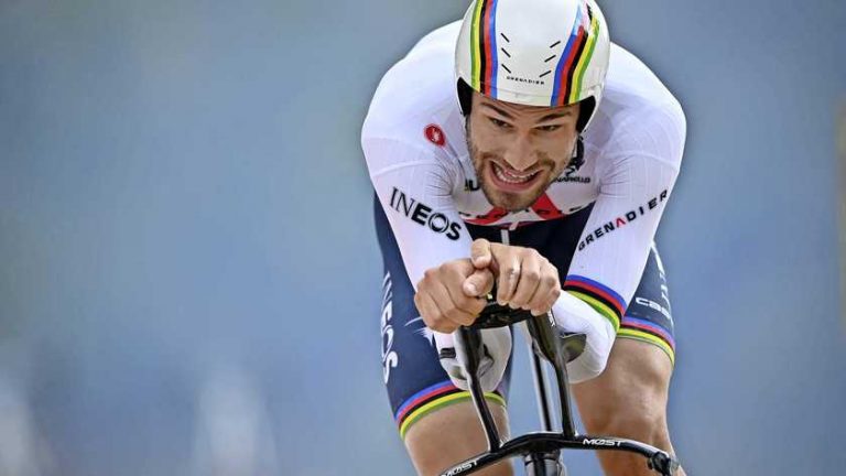 Wereldkampioen Filippo Ganna pakt het roze met weergaloze openingstijdrit