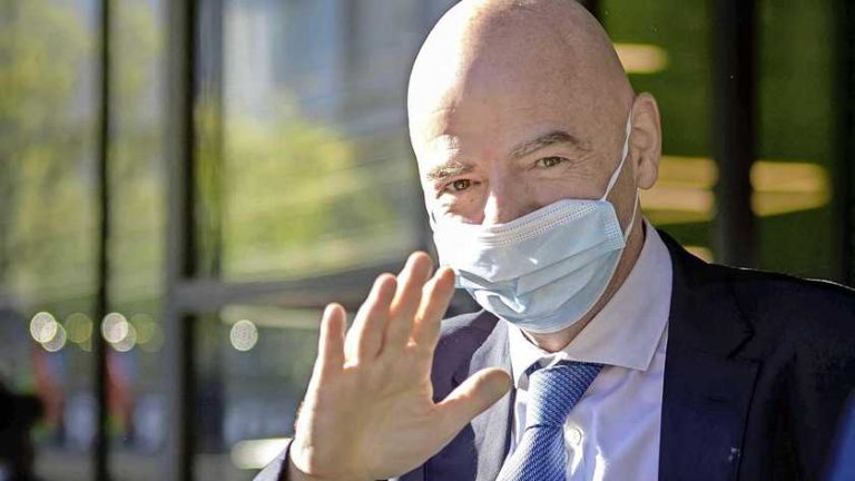 FIFA-preses Gianni Infantino wil 12 clubs van Super League ’sparen’