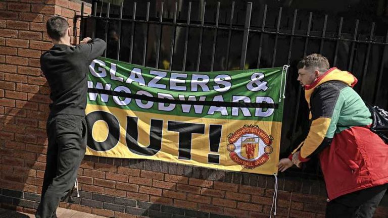 Aftrap Manchester United – Liverpool uitgesteld na veldbestorming