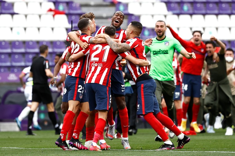 Ultieme wraak op Barça: Suárez maakt Atlético kampioen op zinderende slotdag