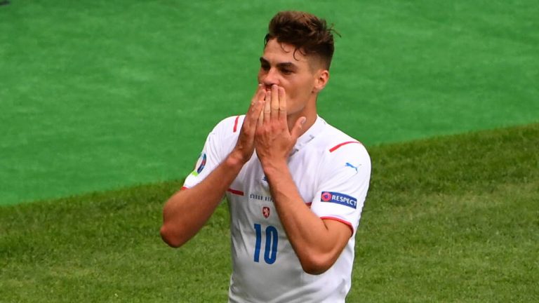 Tsjechië krijgt Hampden Park stil met twee prachtige treffers van Schick