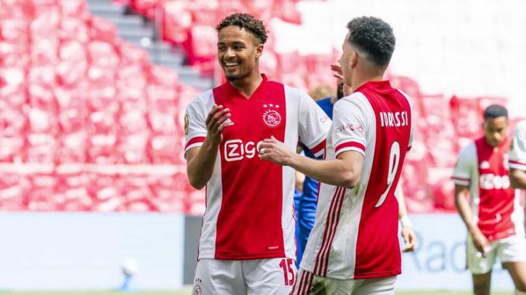 ’Pijlsnelle’ Devyne Rensch verlengt contract bij Ajax tot zomer van 2025