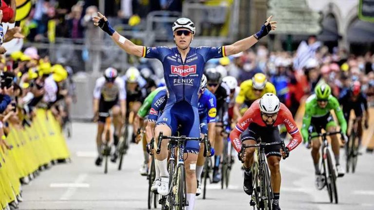 Tim Merlier wint door valpartijen ontsierde finale, Mathieu van der Poel behoudt geel
