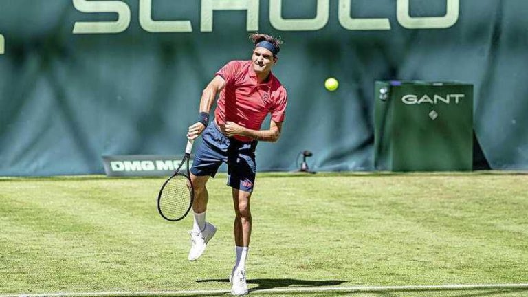 Roger Federer wint eerste partij op gras richting Wimbledon