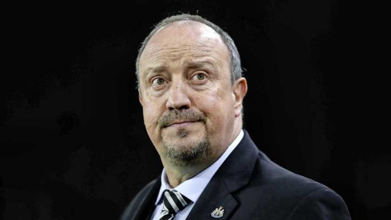 Beoogde Everton-trainer Rafael Benítez bedreigd met tekst op spandoek