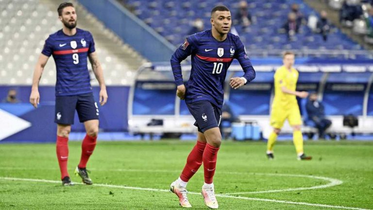 ’Eerste EK-rel binnen Frans sterrenensemble: Kylian Mbappé woest op Olivier Giroud’
