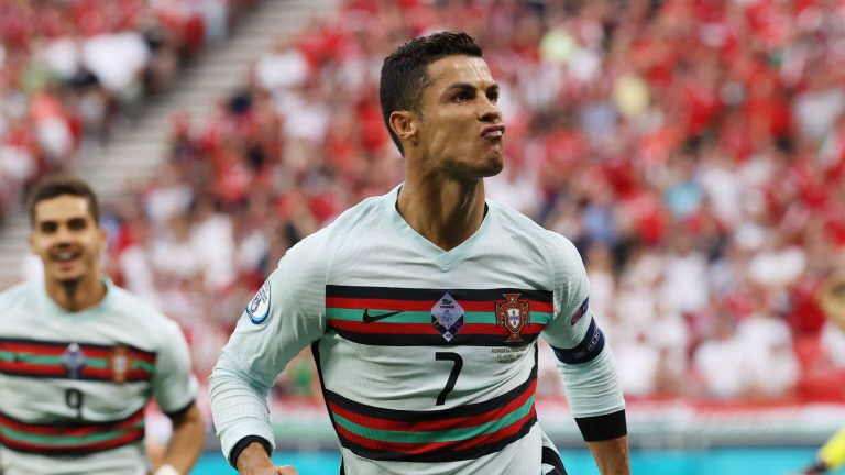 Ronaldo pakt records en worstelt zich met Portugal laat langs Hongarije