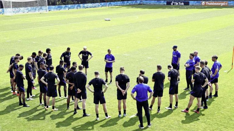 Oranje traint achter gesloten deuren