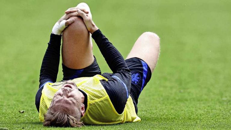 Oranje werkt dag na zege op Noord-Macedonië uitlooptraining af : Luuk de Jong haakt geblesseerd af op training Oranje