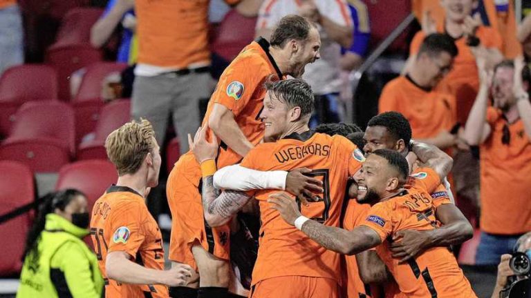 Sterk Oranje komt met schrik vrij en opent EK met zege op Oekraïne