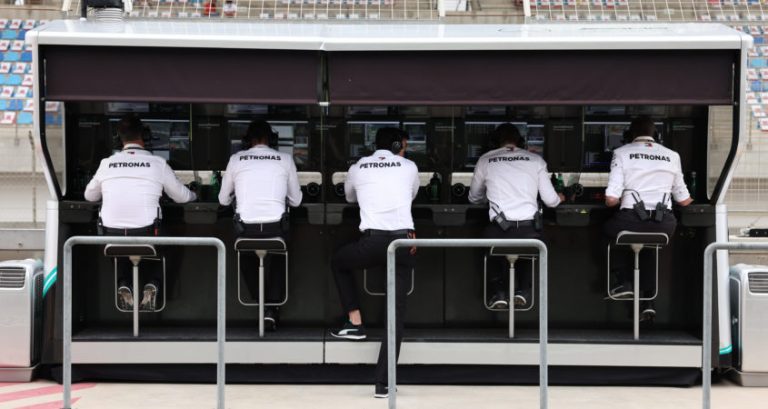 Brawn ziet Mercedes onder druk staan: ‘Voor het eerst sinds Wolff de baas is’