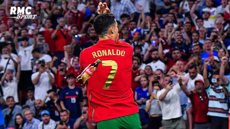 Cristiano Ronaldo krijgt flesje Coca Cola om zijn oren