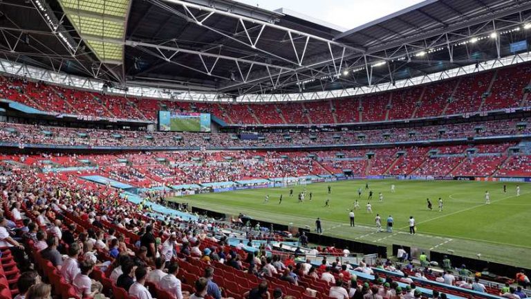 Toeschouwer zwaargewond door val van tribune op Wembley